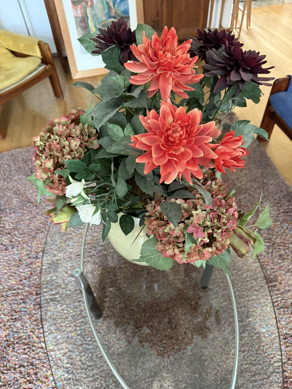 Grote vaas met diverse kunstbloemen