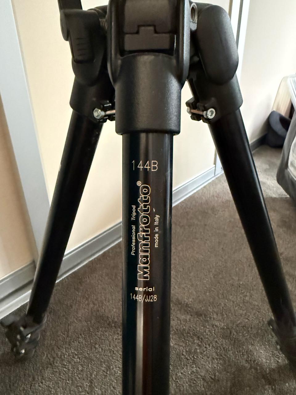 Manfrotto 144B statief met 141RC balhoofd