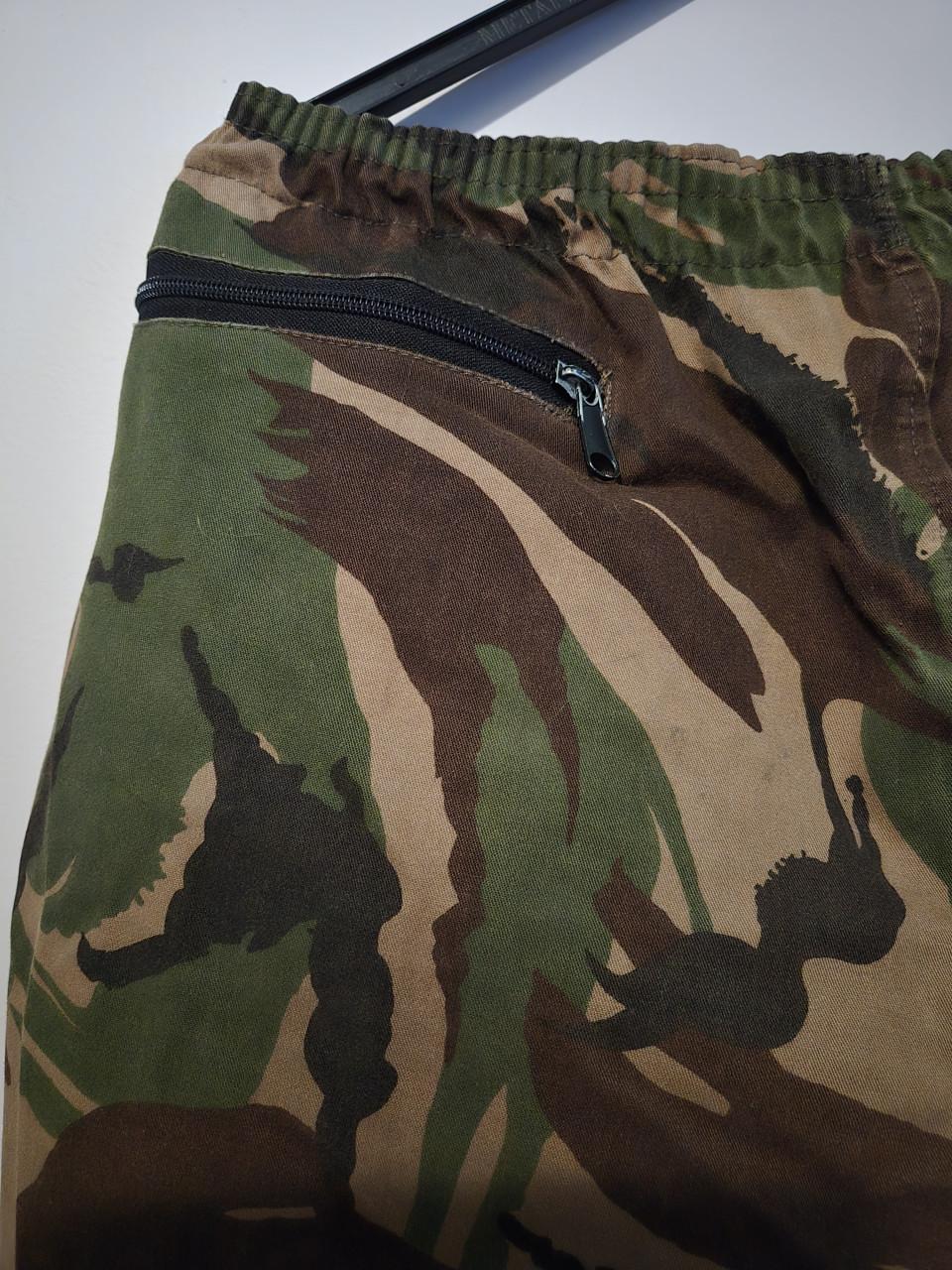 Camouflage(regen)broek van het Nederlandse leger. Maat Lmerk: Seyntex