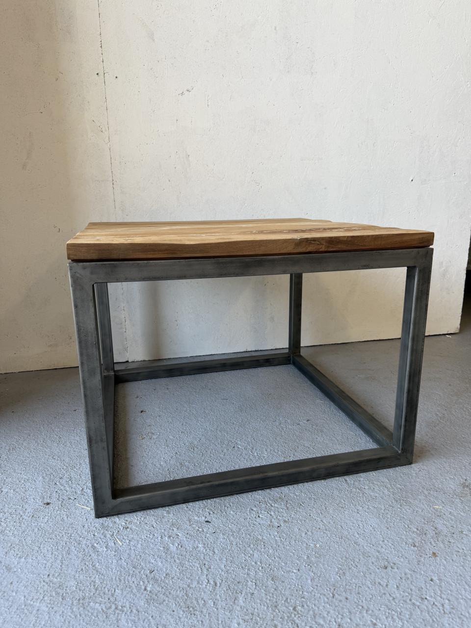 Stoere industriële salontafel – massief houten blad & stalen frame