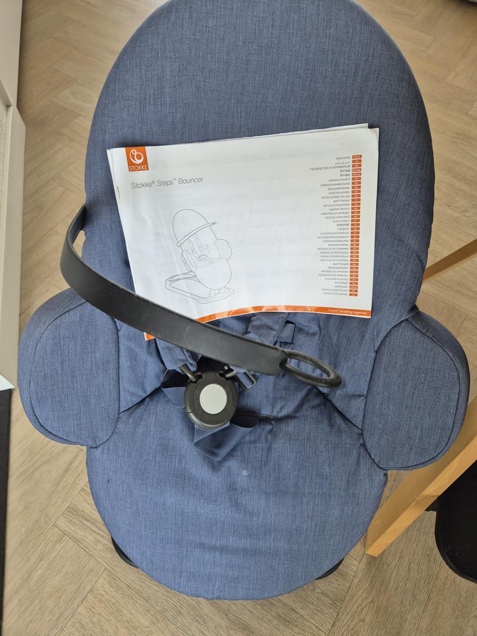 Stokke Steps kinderstoel met bouncer en blad