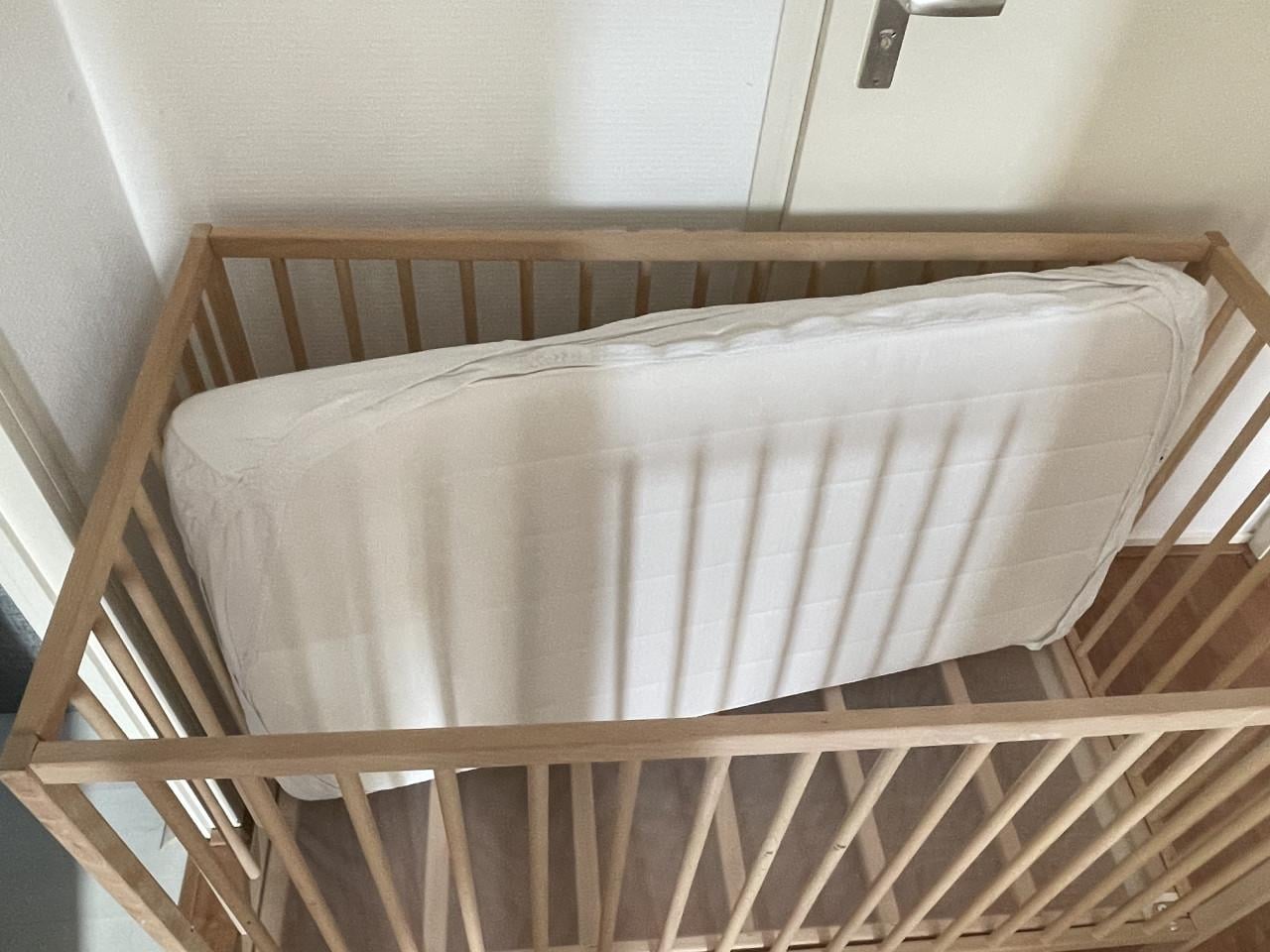 Ledikantje en commode