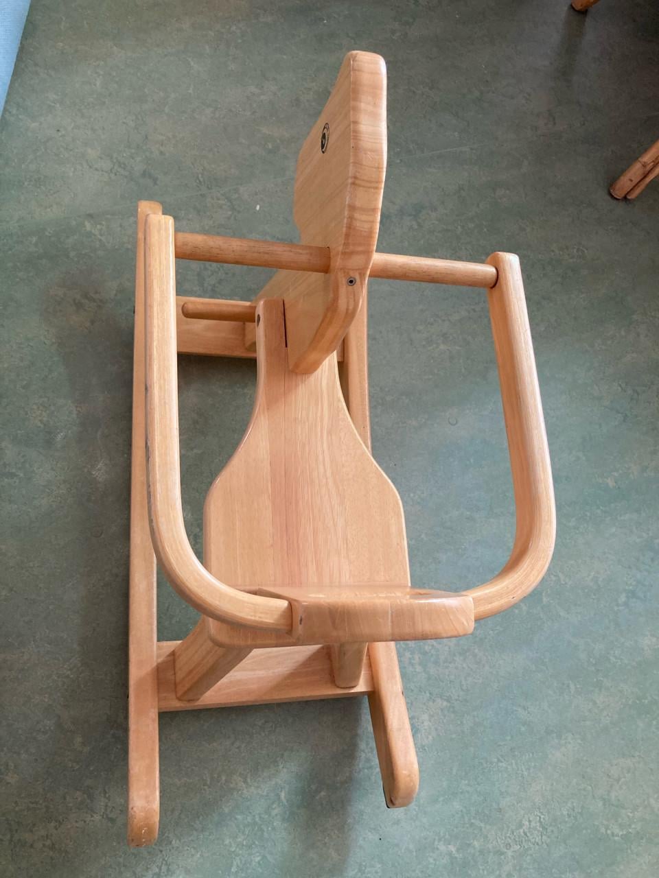 Houten hobbelpaard voor schommelplezier