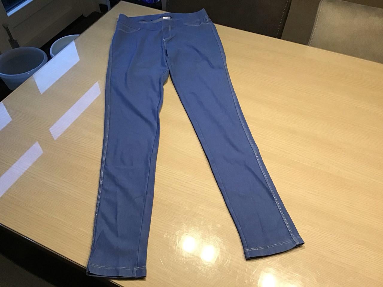 Comfortabele blauwe jegging. Licht en donker blauw. Maat 170