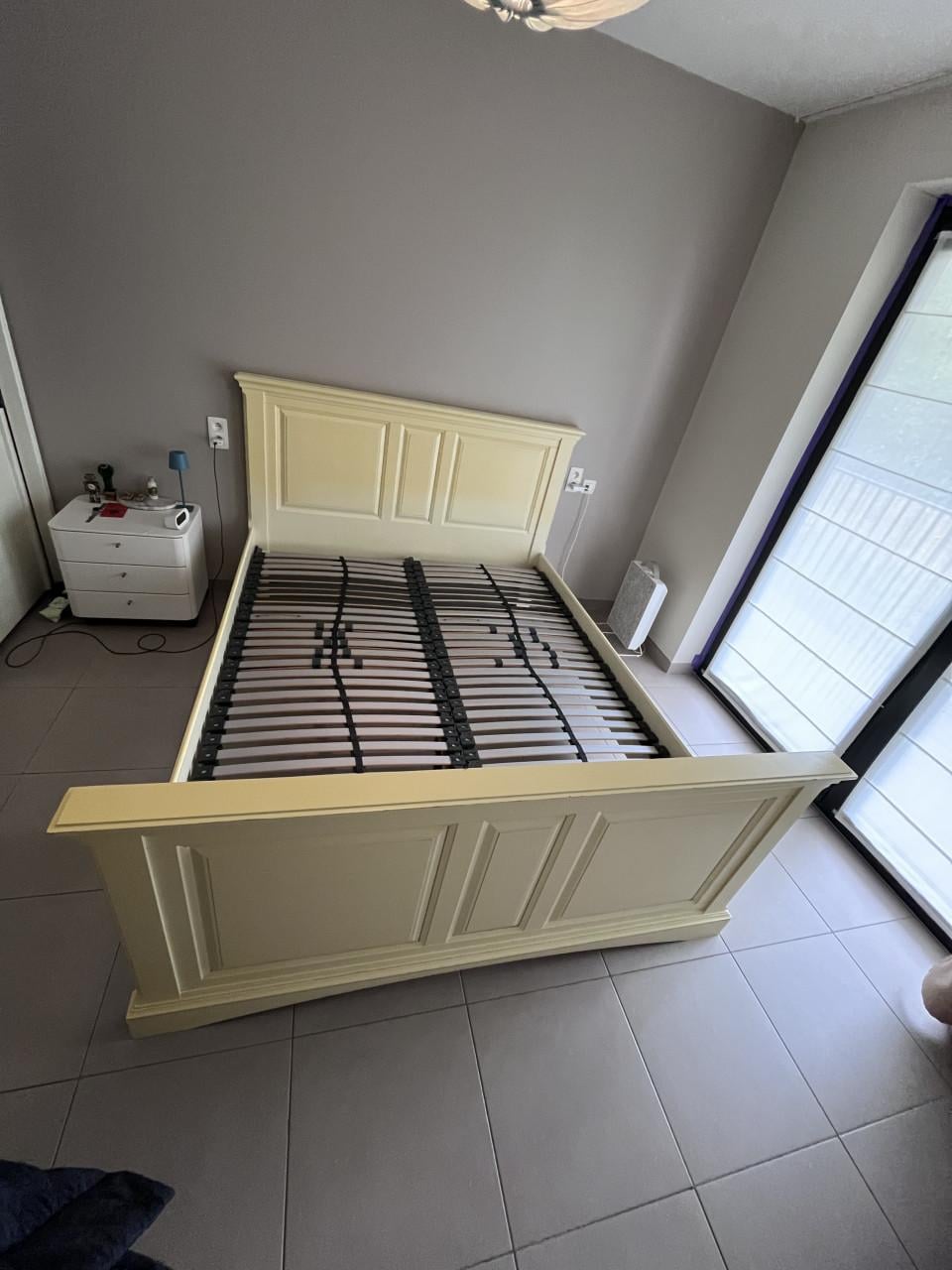 Prachtig klassiek queensize bed 160x200 cm – lichtgeel