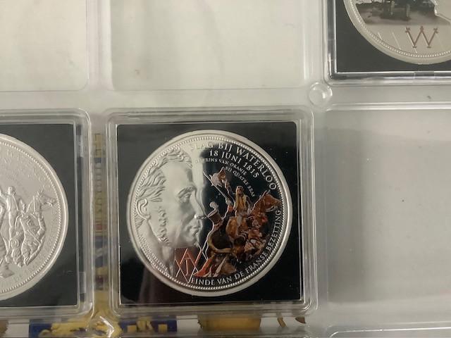 7 penningen uit de collectie “Nederland Herdenkt”.