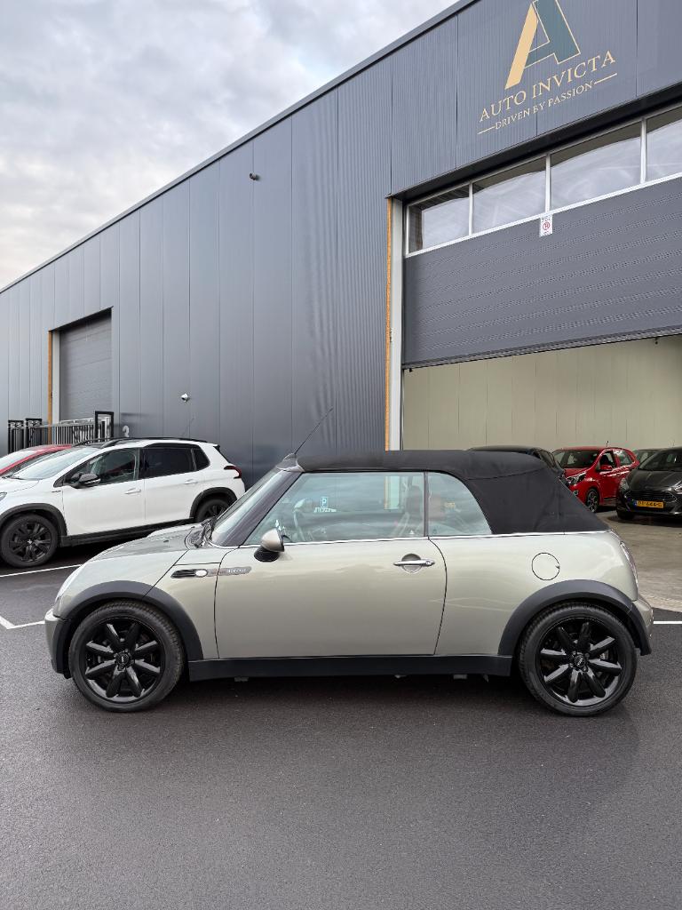 Mini Cooper Cabrio 1.6 - sidewalk