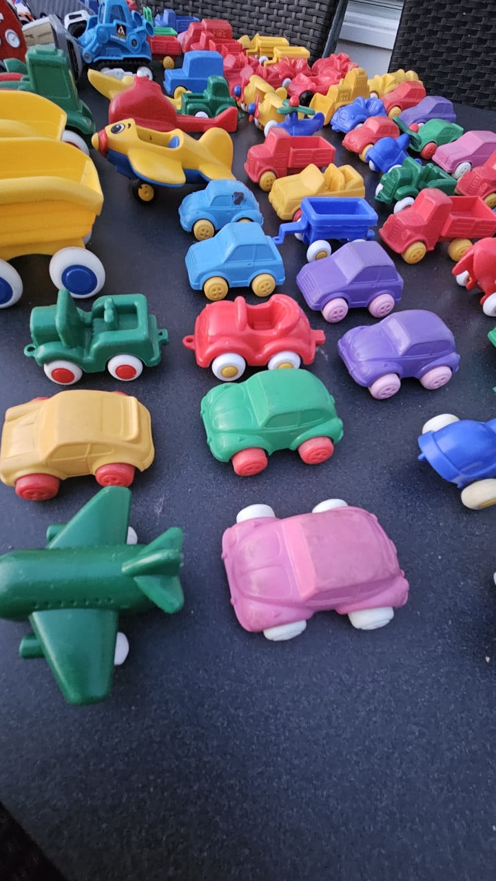 Heeeel veel plastic speelgoedauto's, vliegtuigjes