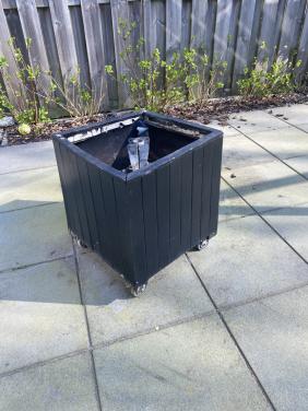 Bloembak met voet voor droogmolen