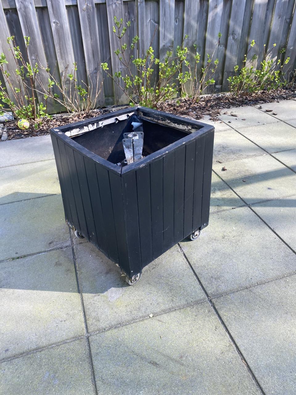 Bloembak met voet voor droogmolen