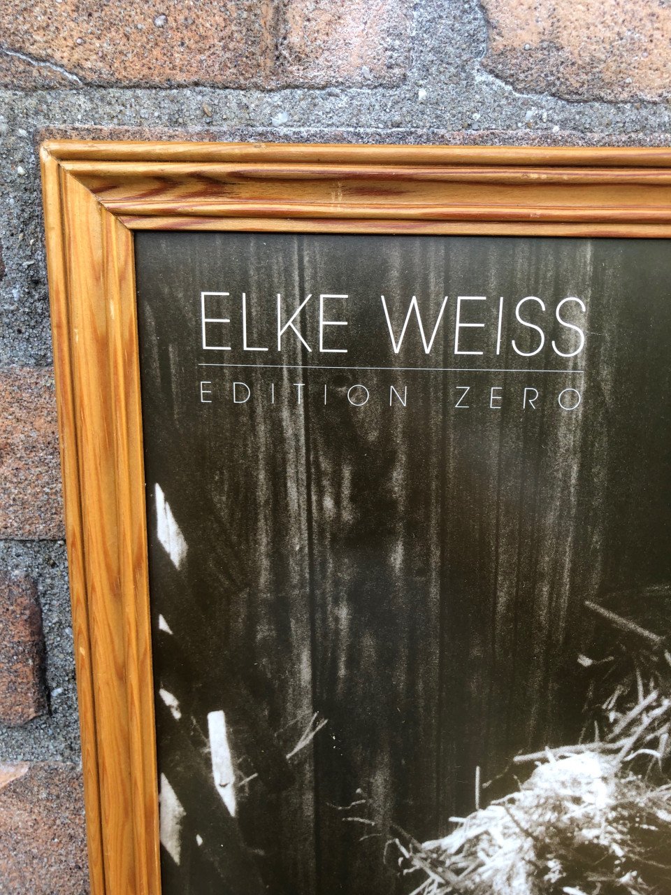 Zwart/wit foto ingelijst achter ontspiegeld glas.
