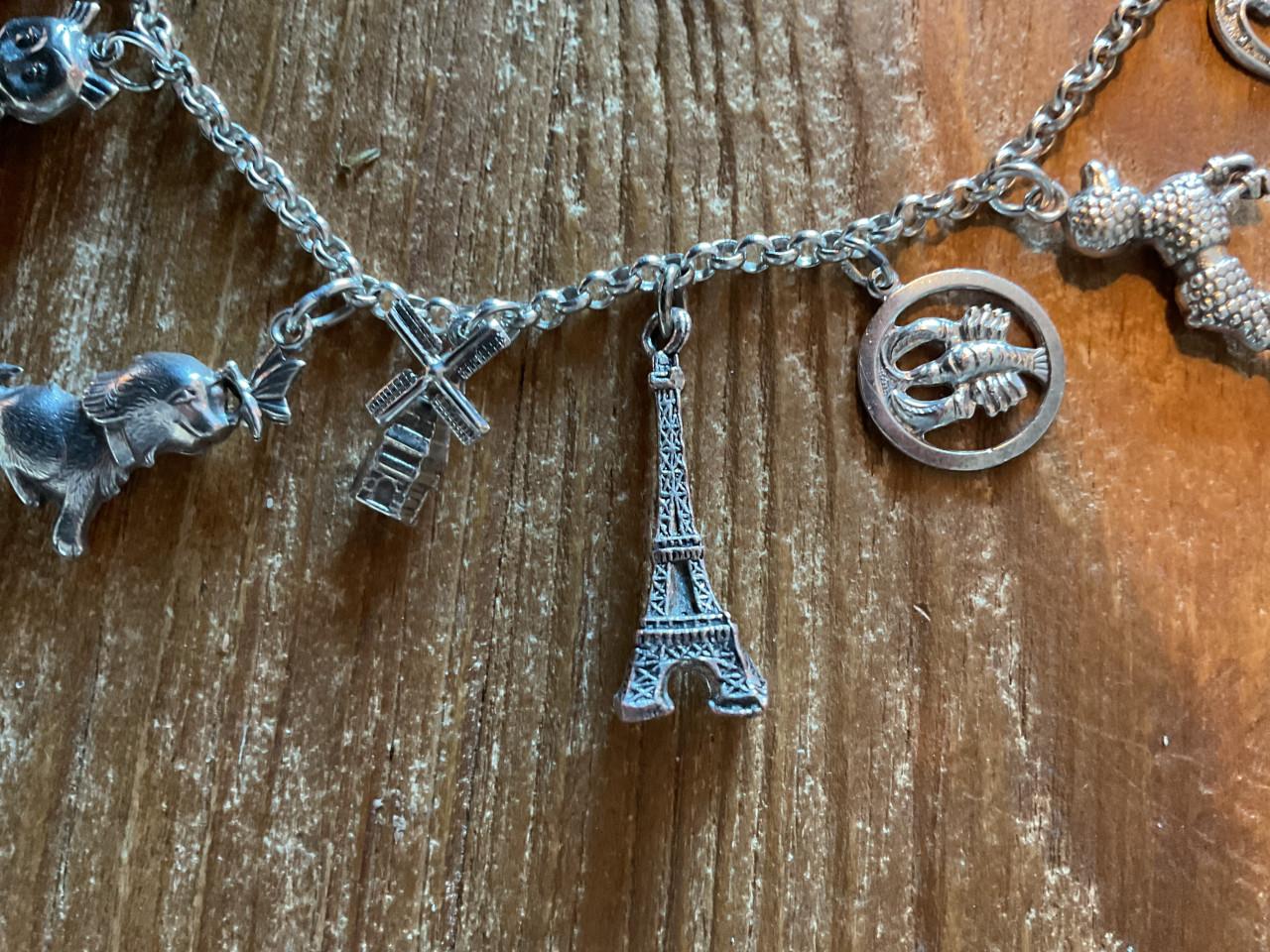 Zilveren bedelketting 42 cm, 11 bedels, o.a. eifeltoren.