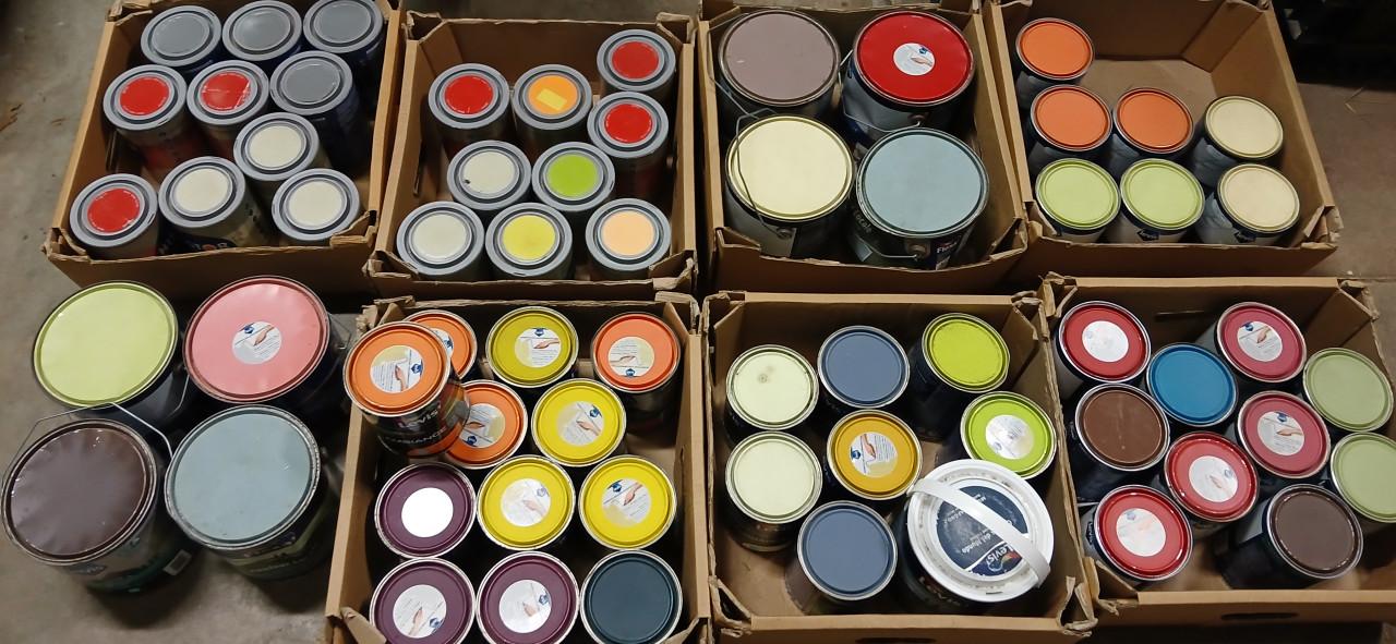 Diverse kleuren muurverf in 1 en 2.5ltr blikken in 1koop 75ltr voor 60euro