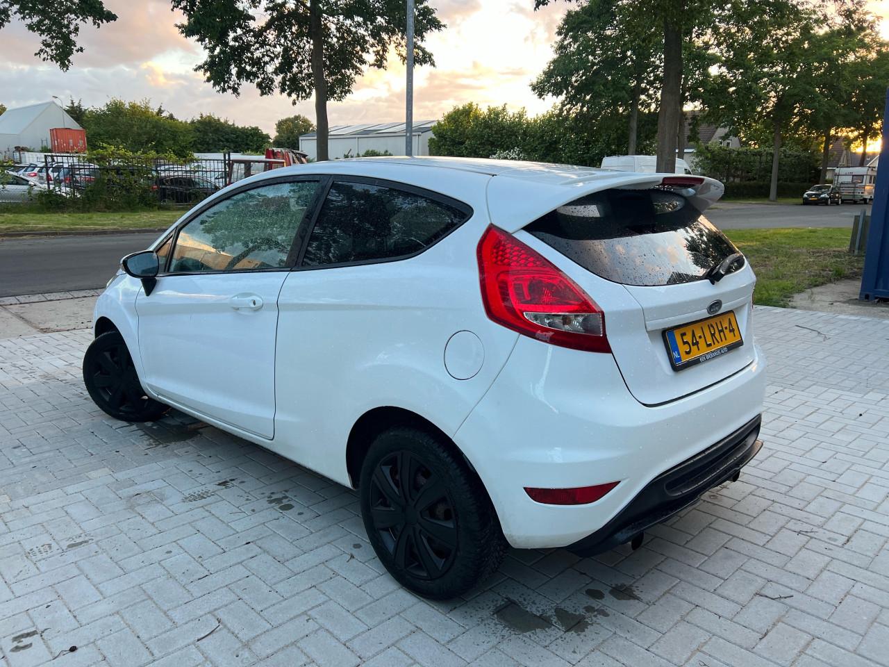 Ford Fiesta 1.4 Trend Black on white Jaar Apk