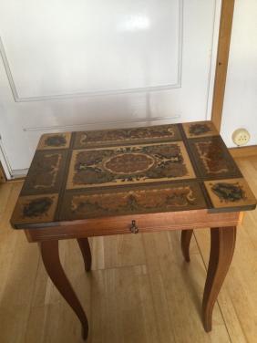 Tafeltje met speeldoosje