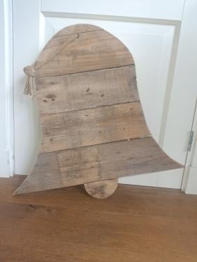 Houten kerstklok van oudhout gemaakt