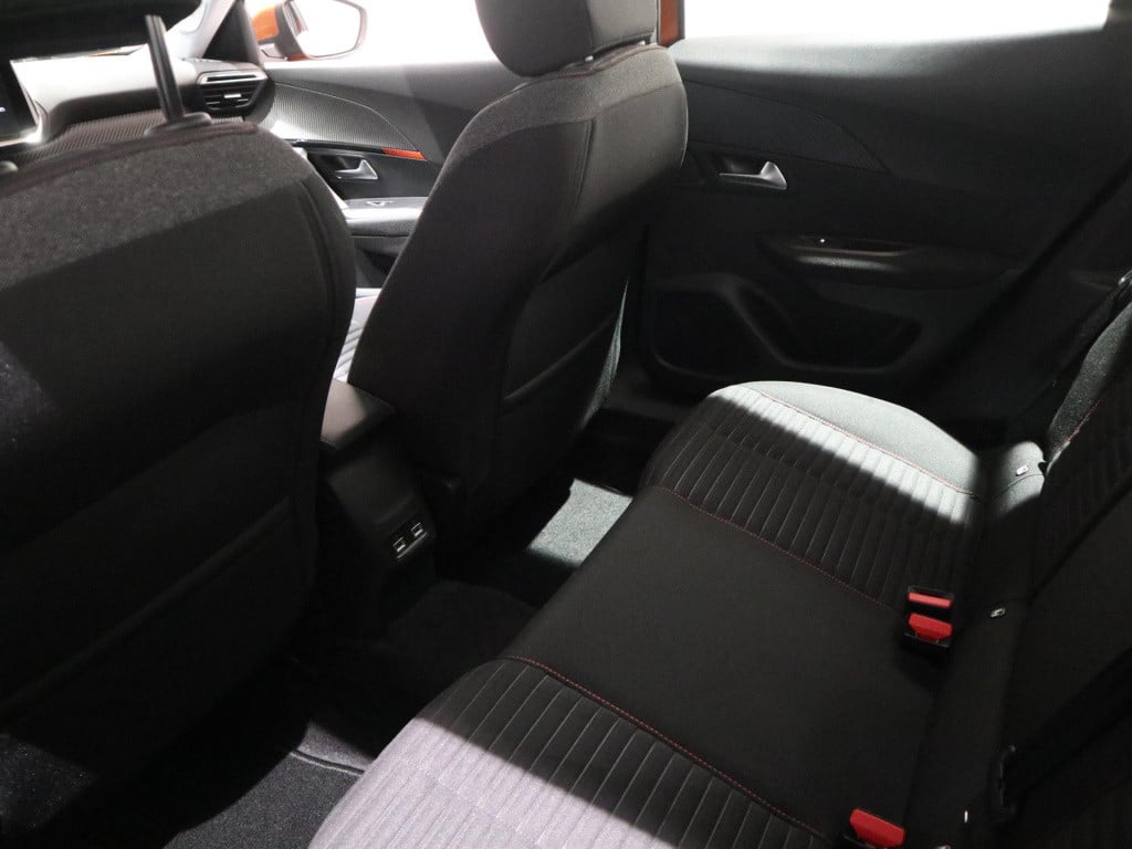 Peugeot E-2008 ev active 50 kwh | 31.000km! | navigatie | apple carplay/and