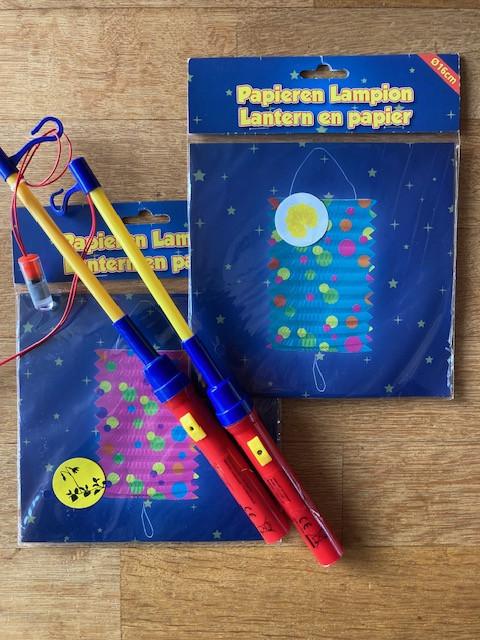 Kauwgomballen machine en vrolijke lampions met toebehoren