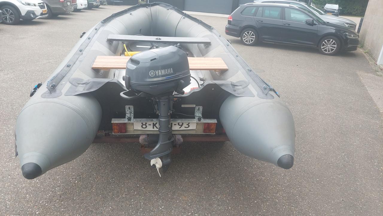 Rubberboot met trailer en buitenboordmotor.