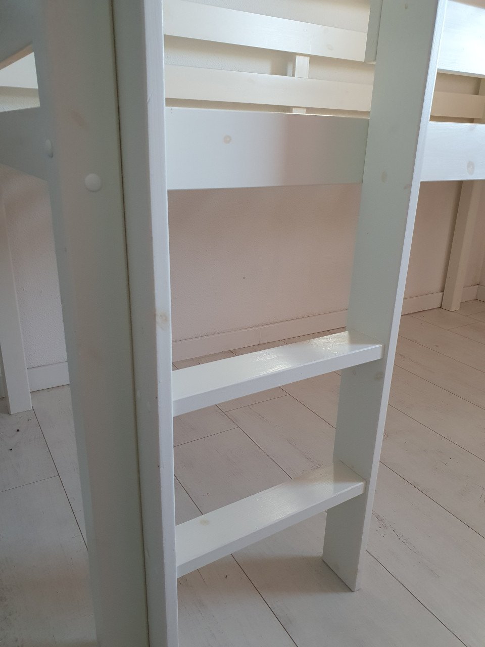 Hoogslaper/halfhoogslaper wit hout, half hoog bed