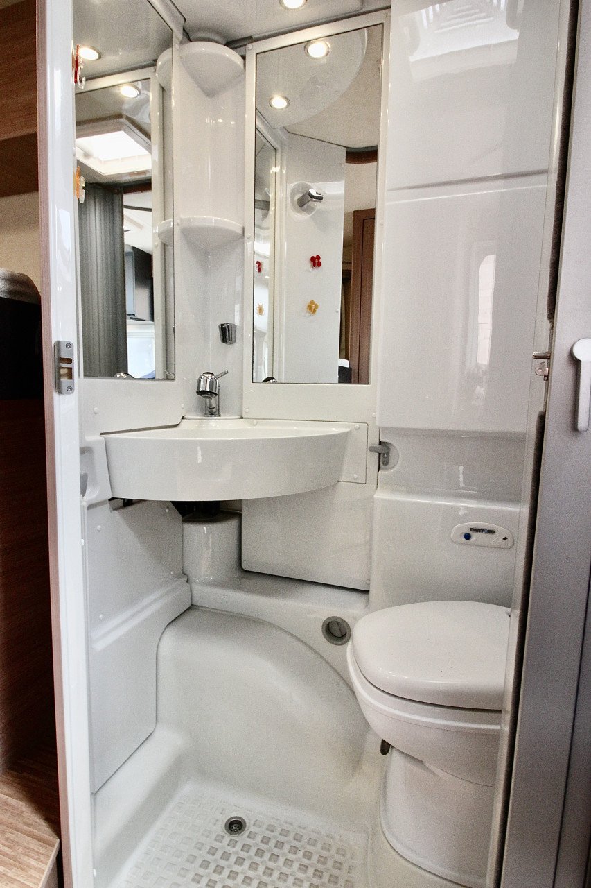 Knaus Van TI (Vast bed, Compact, Airco, zeer netjes !!!!!!!)