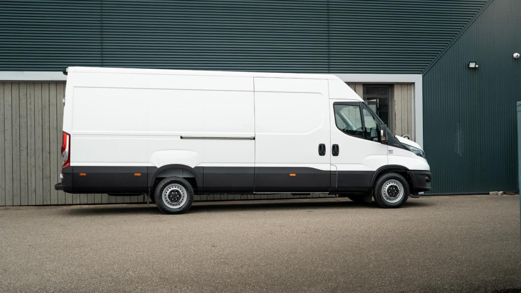 Iveco Daily 35s16v 2.3 410 h2 | direct leverbaar | complete betimmering laa