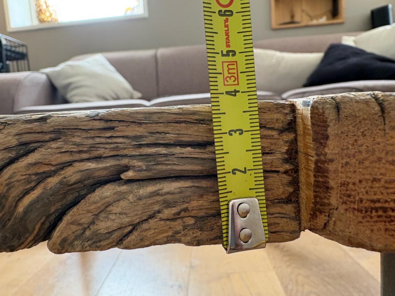 Salontafel van wagonhout met zwarte stalen poten