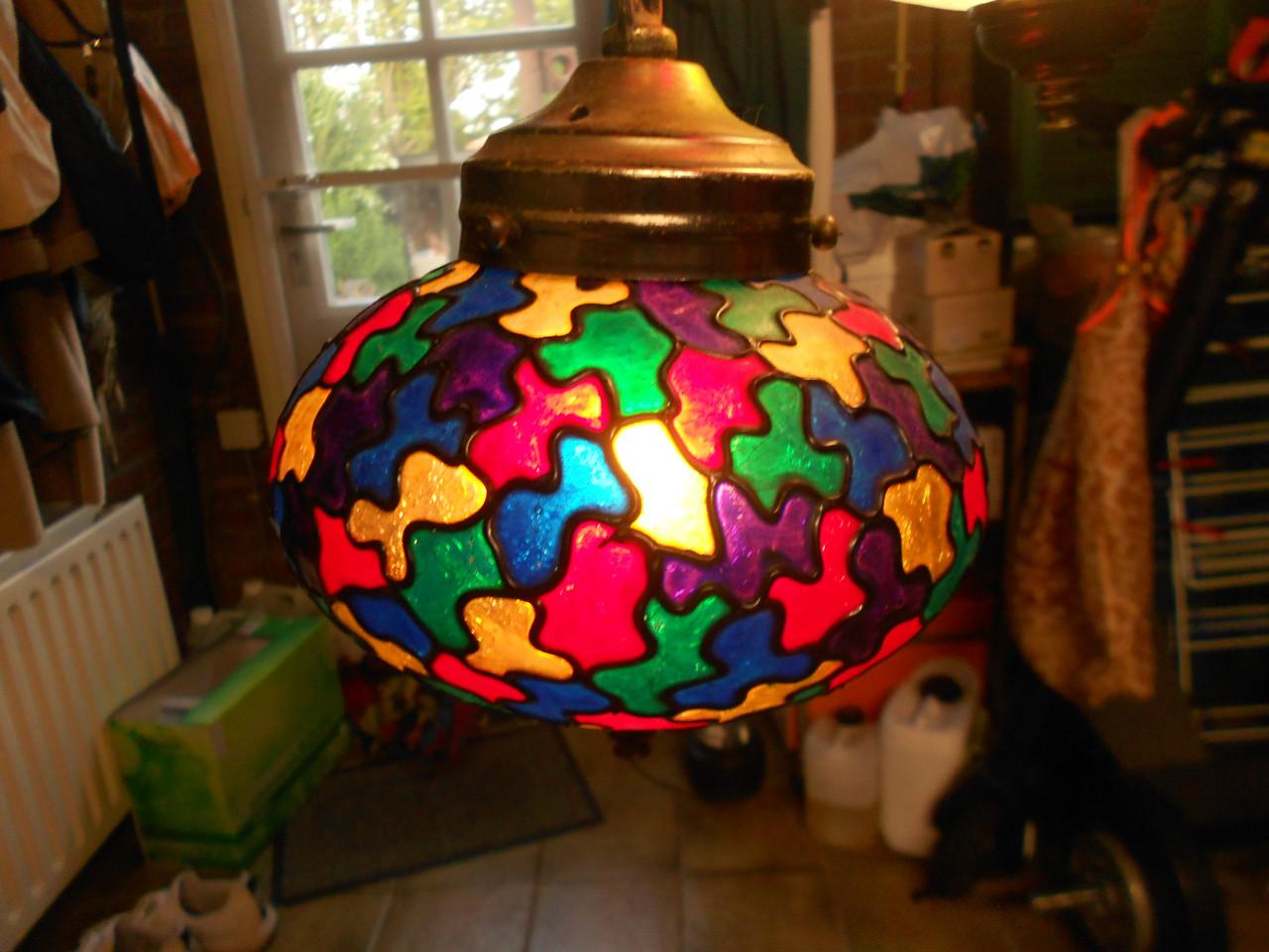 Vintage hanglamp met vijf glazen gekleurde bollen.