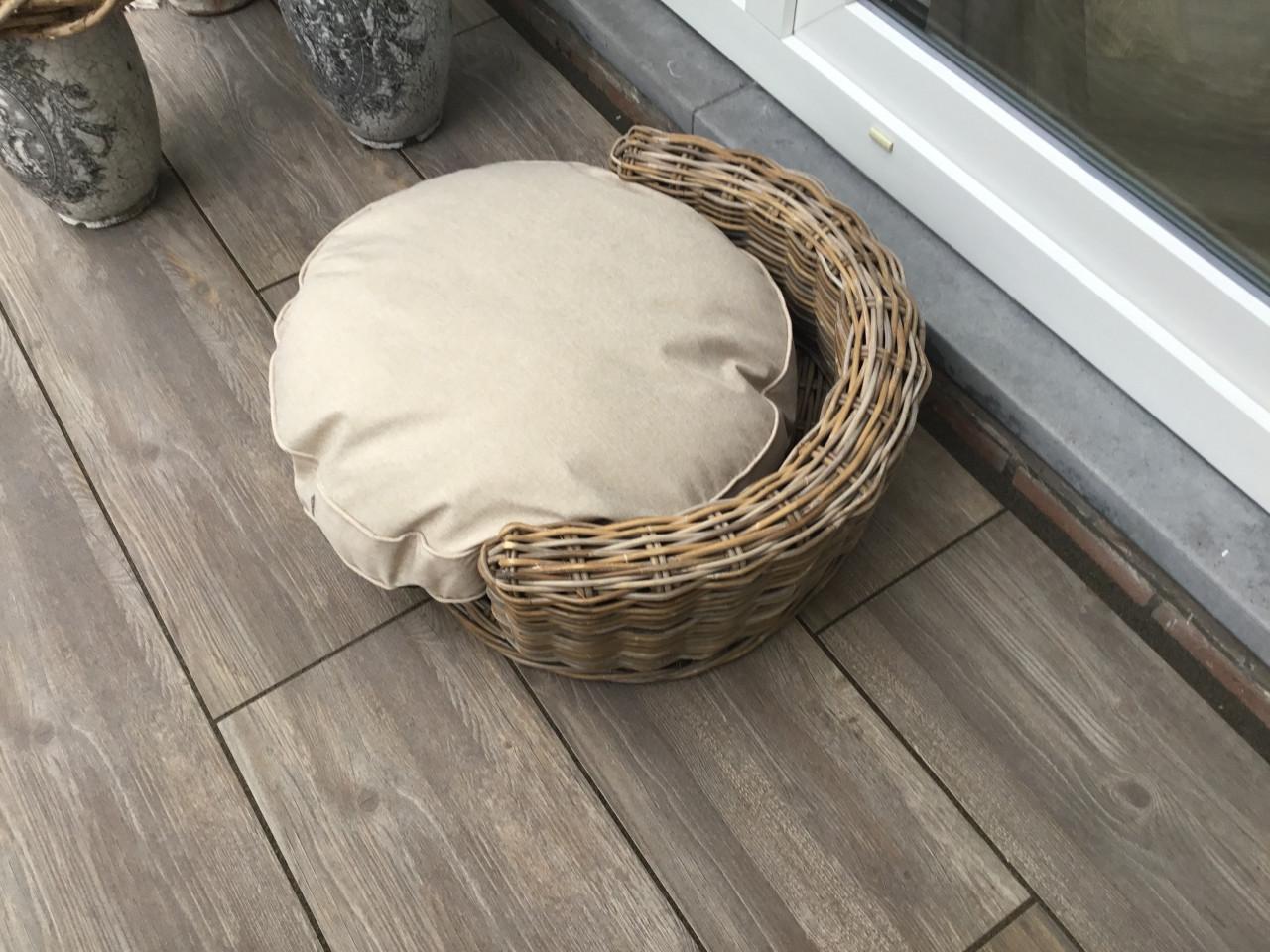 Hondenmand/ rond, riet, mooie kwaliteit.