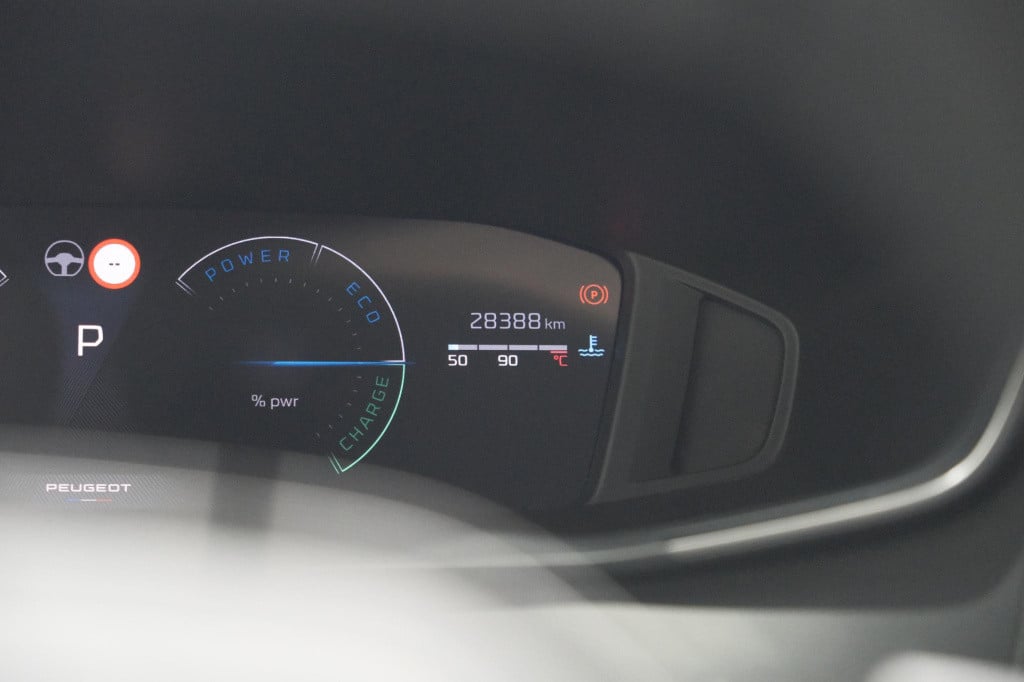 Peugeot 208 hybrid 100 e-dcs6 allure | camera | apple carplay | keyless ent