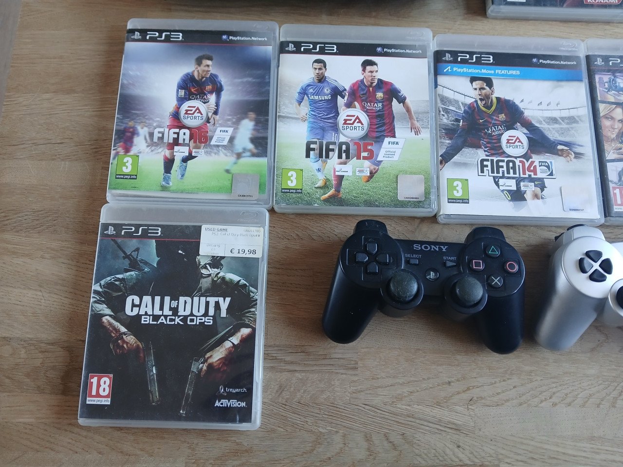 Playstation 3 met 2 controllers en 8 games