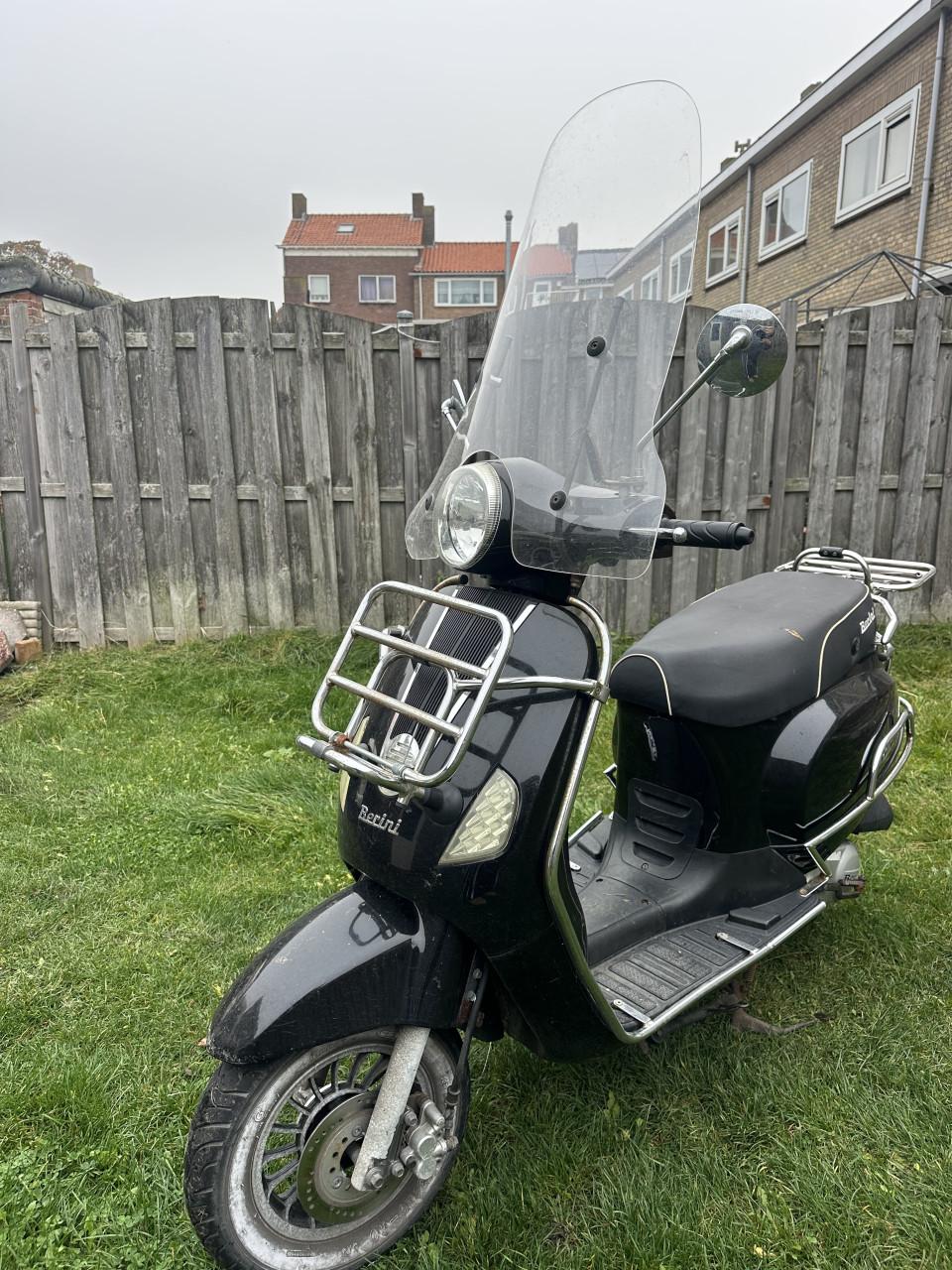 Berini napoli 2 - zwarte scooter inclusief valbeugels en windscherm