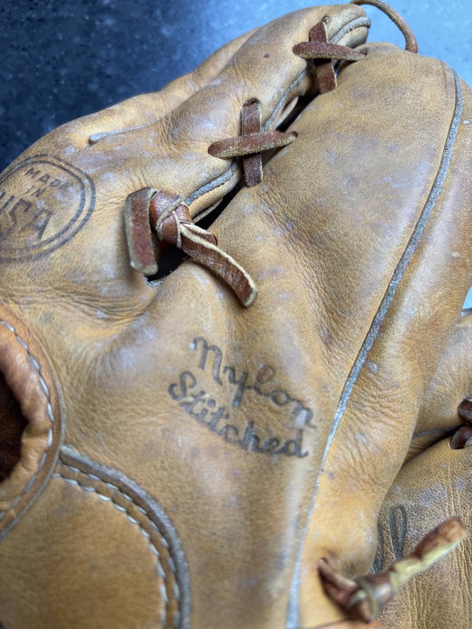 Wilson 'Ball Hawk Six' Vintage Softball Handschoen