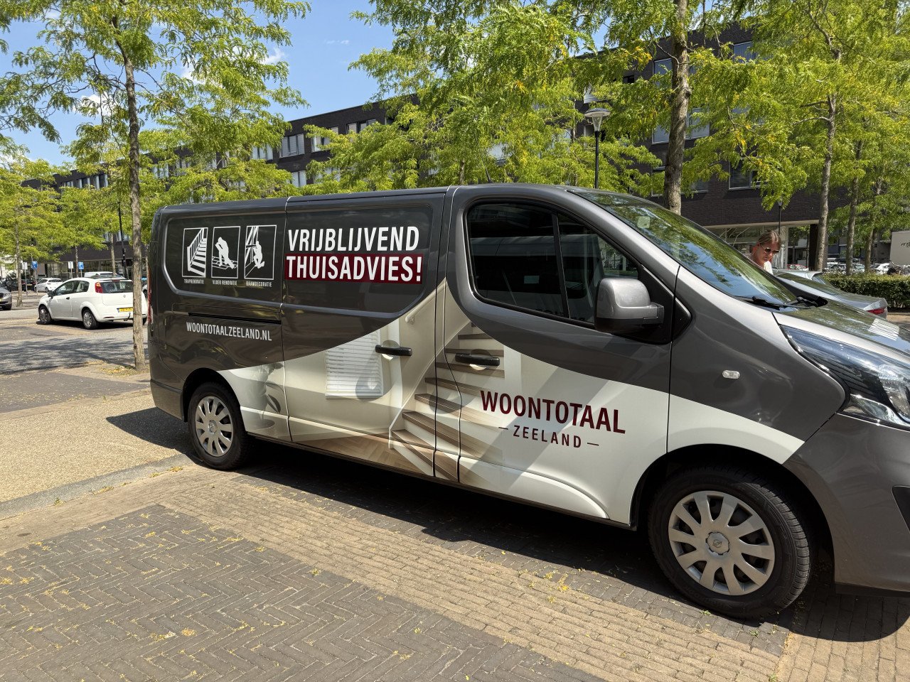 Thuisadviseur voor raamdecoratie en traprenovatie