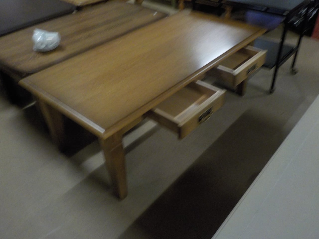 Massief blank eiken salontafel met 2 laden in vrijwel nieuw staat