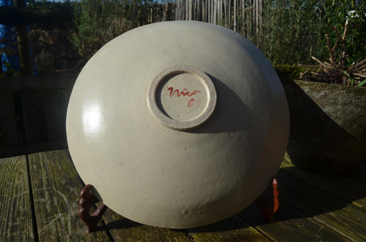 Fraaie grote aardewerk schotel, gesigneerd, gedateerd (2)