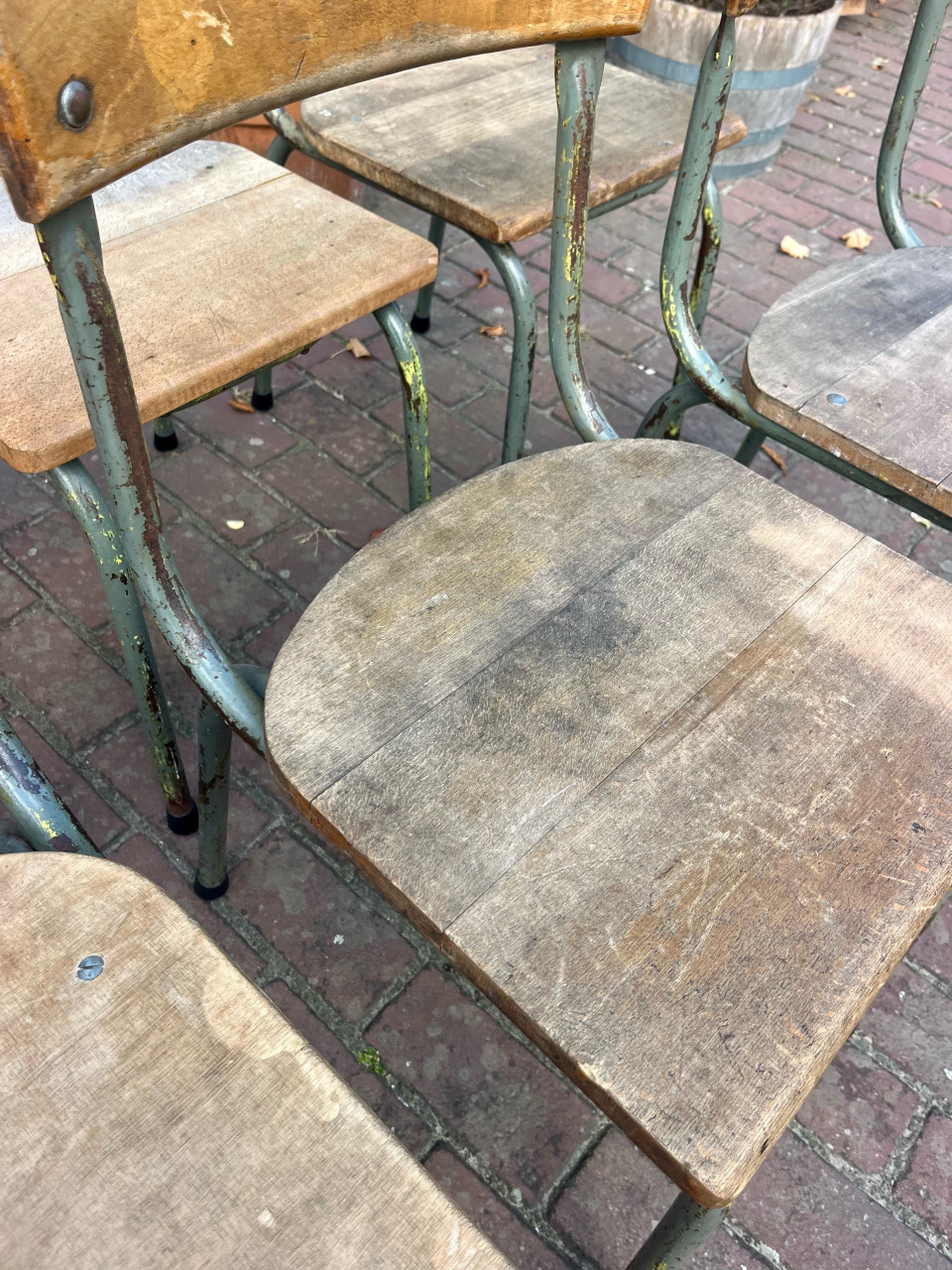 10 houten originele schoolstoelen