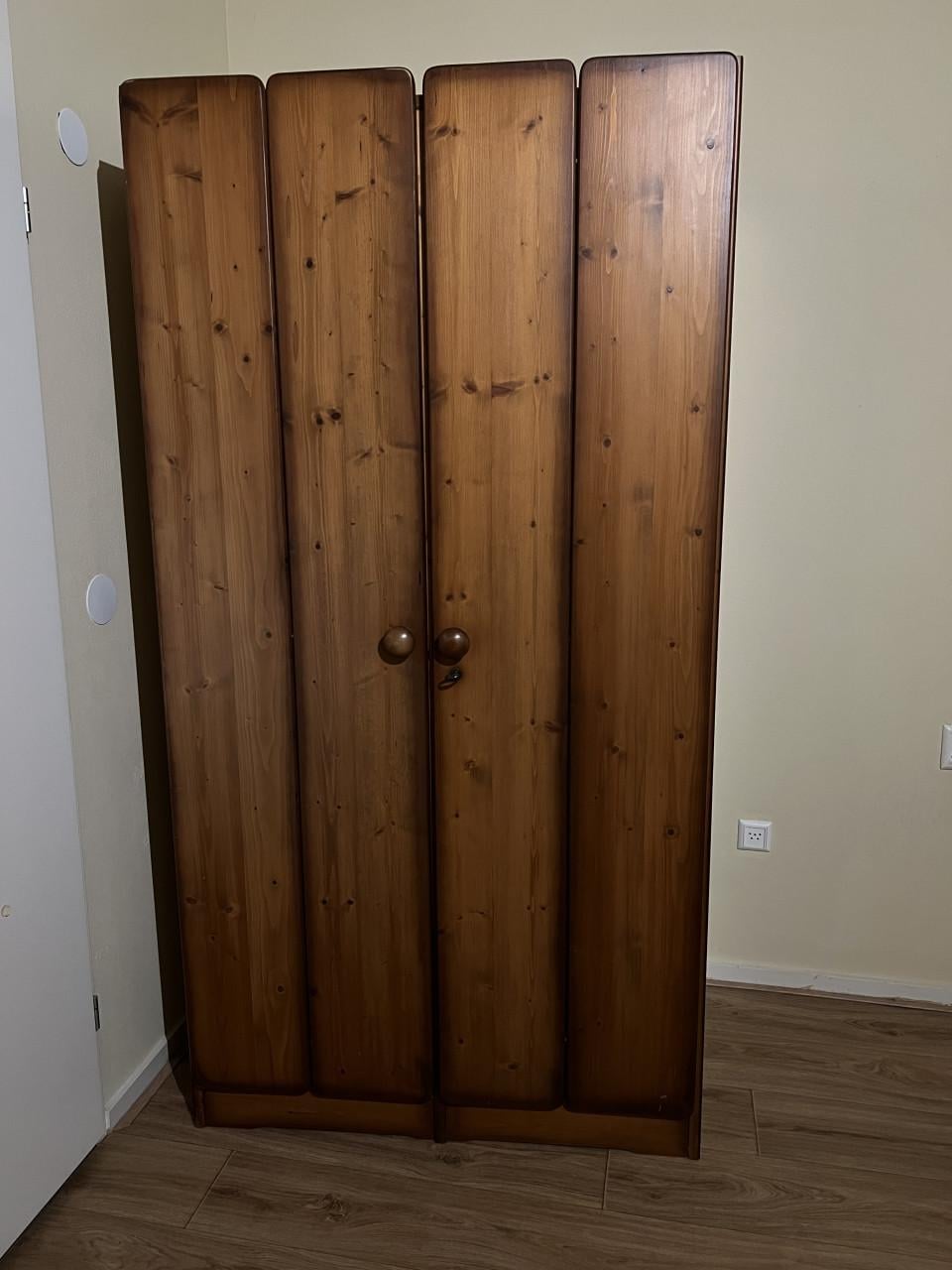 Massief houten kledingkast 200x100x60 cm.