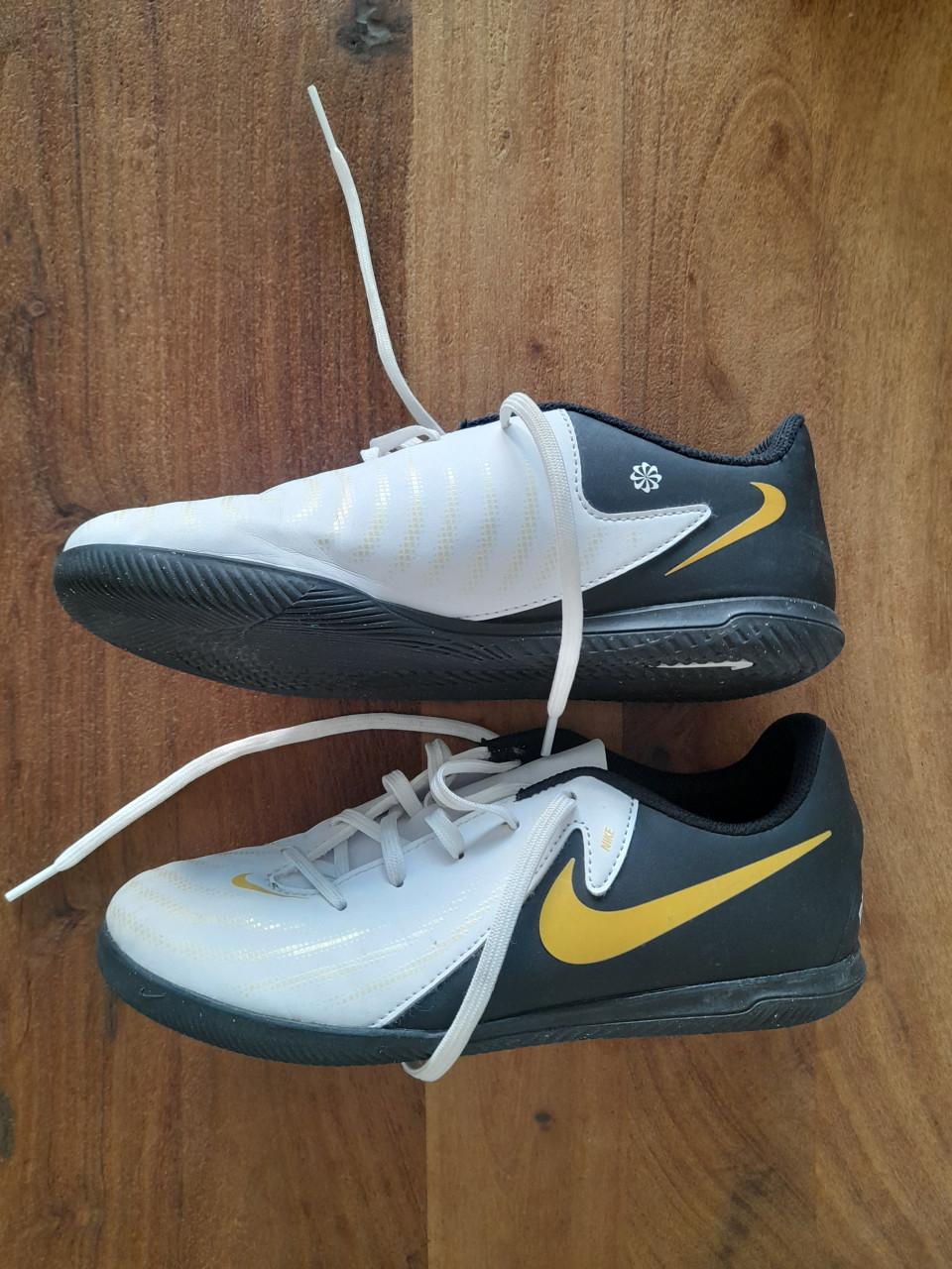 Nike schoen (zaal) (gym) maat 36,5