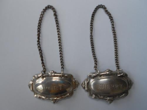 Twee vintage verzilverde flessen karaf labels schildjes port en sherry