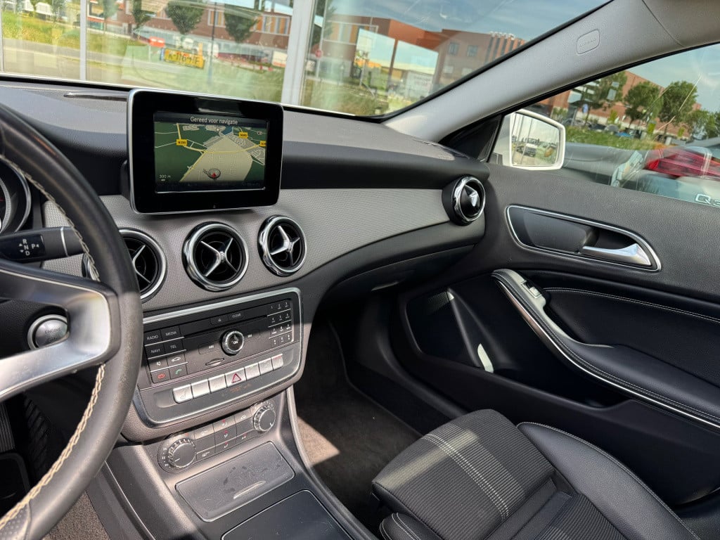Mercedes-Benz Gla-klasse 180 business solution amg automaat / panoramadak ,