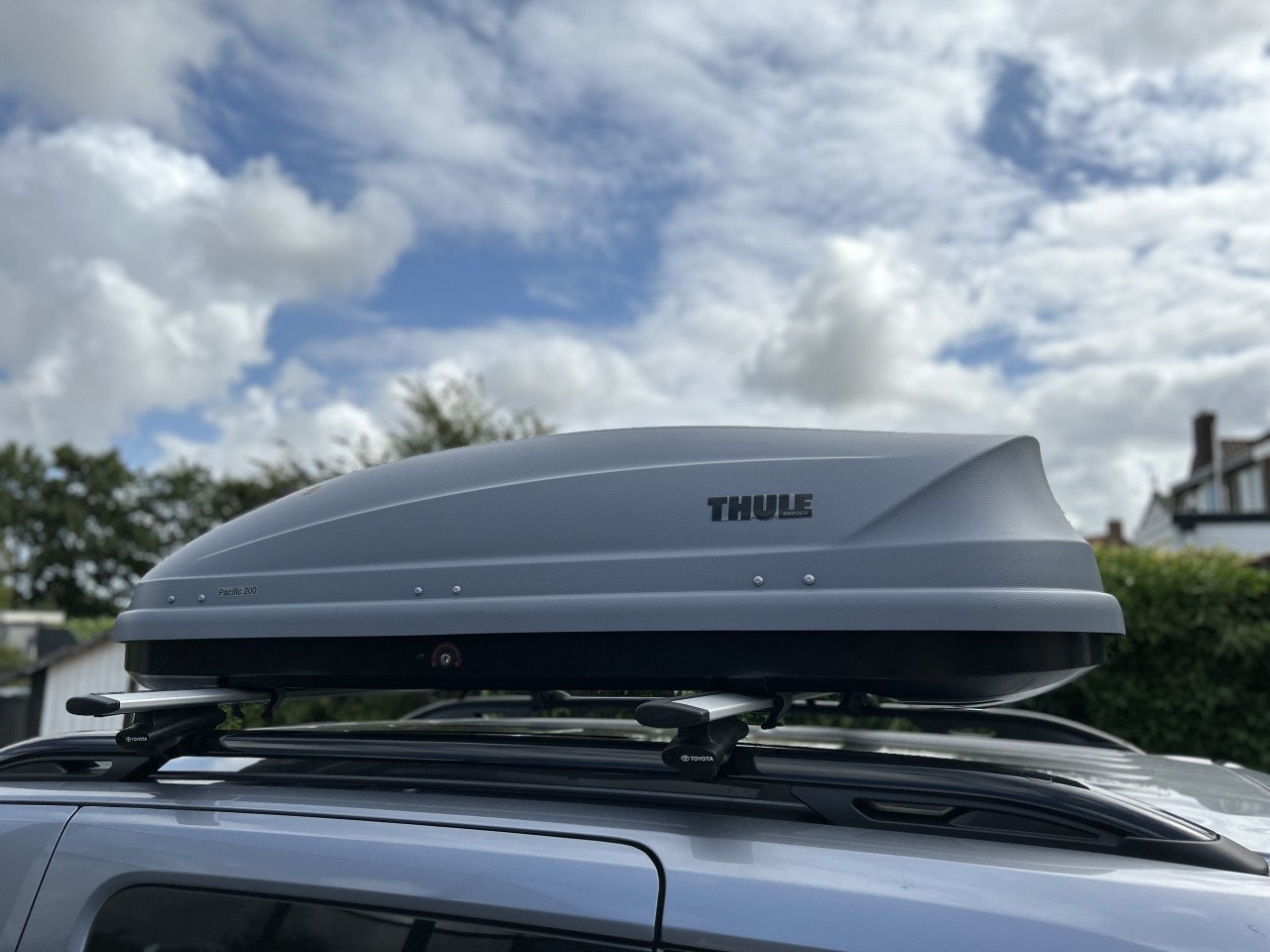 Thule Pacific 200 dakkoffer + dwarsstangen