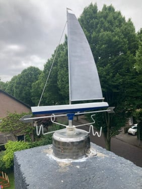 Prachtige Windwijzer van modern zeilschip geheel roestvrij