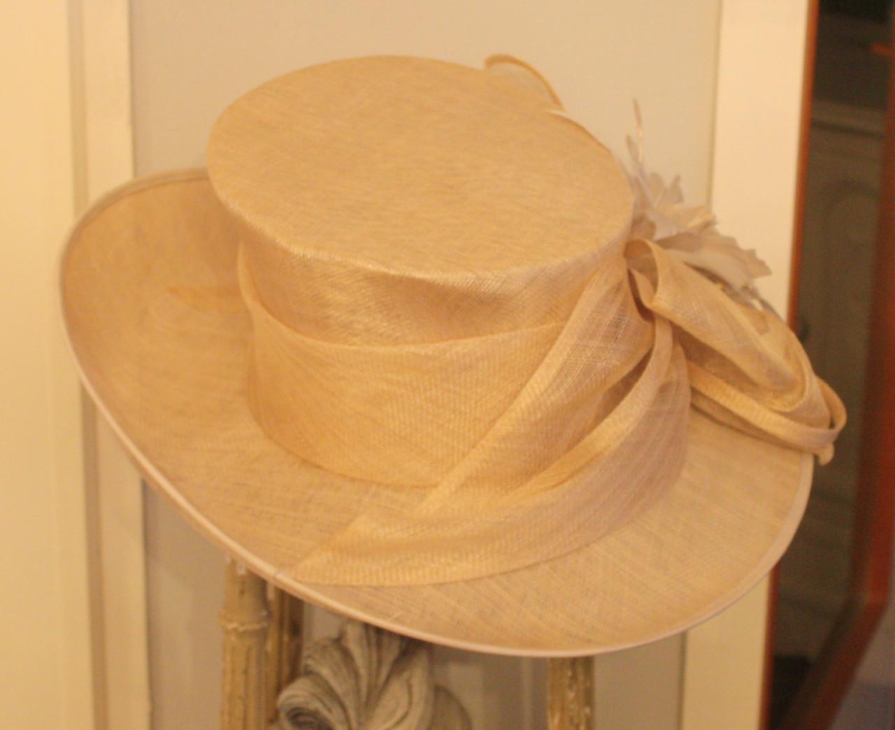 Mooie beige licht grijze hoed met bloem maat 9