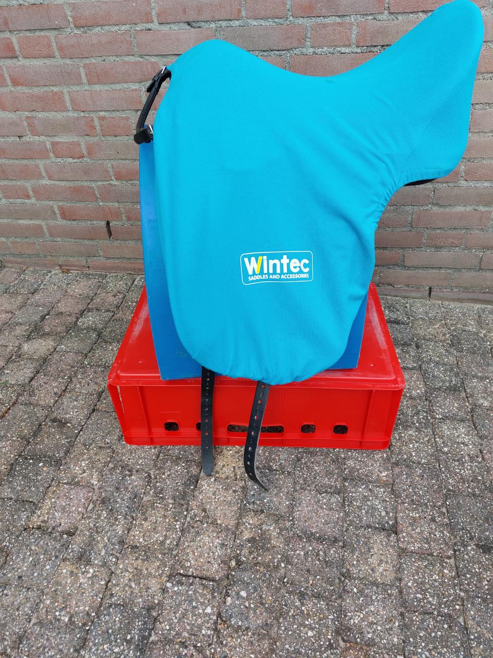 Wintec 500 Dressuurzadel – 17 inch – Wolgevuld (Complete set)