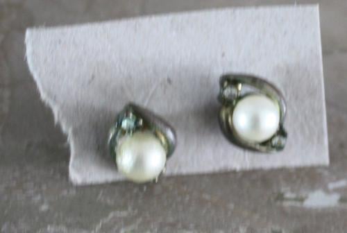 Zilverkleurige oor stekers met pareltje