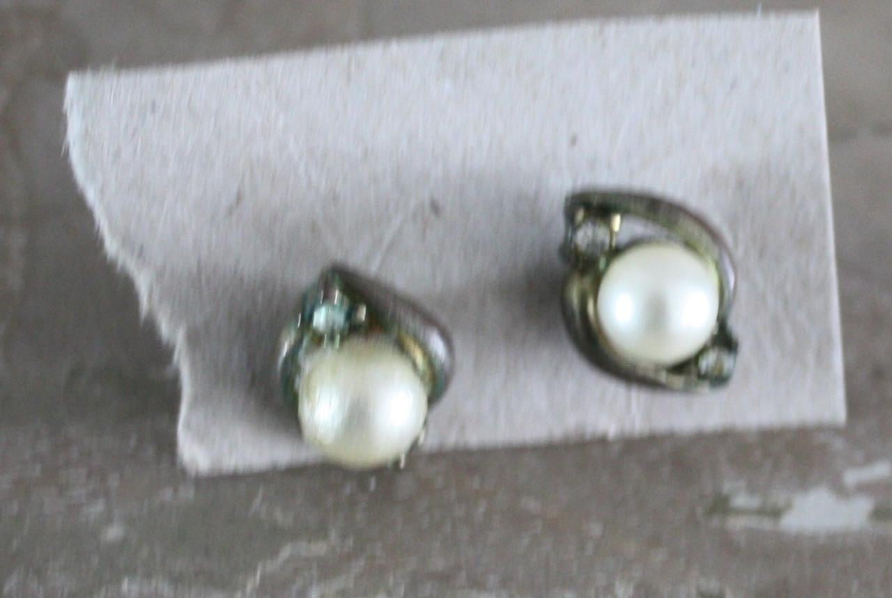 Zilverkleurige oor stekers met pareltje