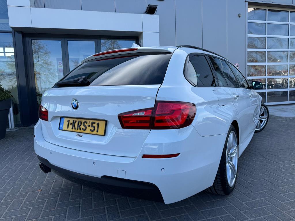 BMW 5 Serie touring 520d * leder * panoramadak * m pakket * dealer onderhou
