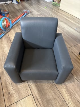 Leren kinderstoeltje