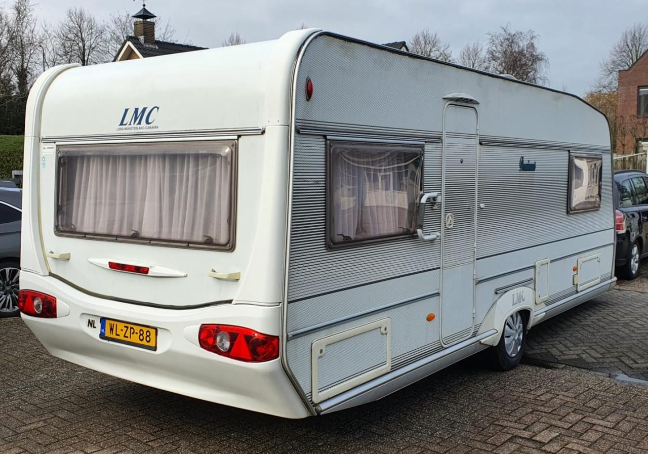 LMC 560 Dominant met voortent en mover (lengtebedden)